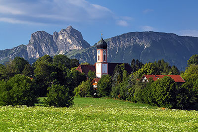 Deutschland, Bayern, Bayerische Voralpen,Ostallgäu, Die Dorfkirche von Seeg mit den Allgäuer Alpen im Hintergrund