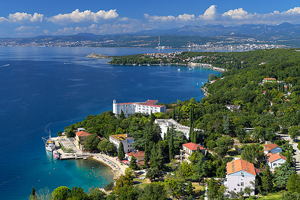 Kroatien, Primorje-Gorski kotar, Kvarner Bucht, Blick vom Aussichtspunkt in der Altstadt auf die Bucht