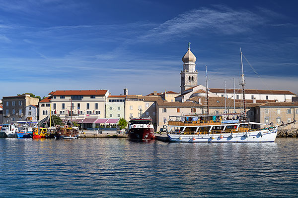 Kroatien, Primorje-Gorski kotar, Kvarner Bucht, Blick zum Hafen und dem Glockenturm der Kathedrale im Hintergrund