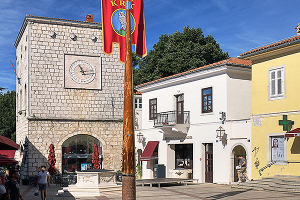 Kroatien, Primorje-Gorski kotar, Kvarner Bucht, Turm am Hauptplatz Vela Placa