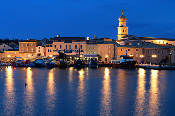 Kroatien, Primorje-Gorski kotar, Kvarner Bucht, Blaue Stunde am Hafen mit Blick auf die Uferpromenade und den Glockenturm der Kathedrale