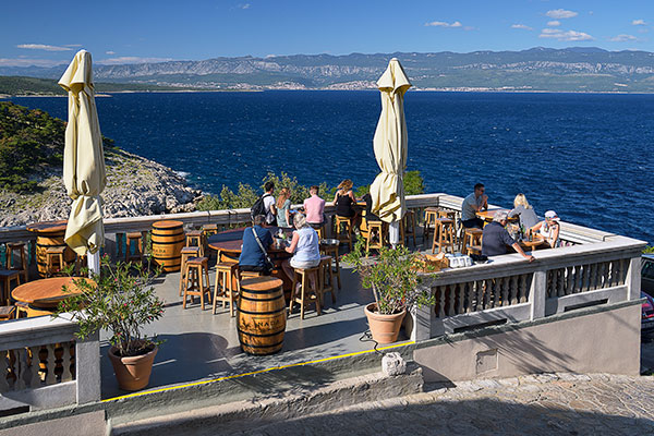 Kroatien, Primorje-Gorski kotar, Kvarner Bucht, Weinbar auf einer Felsenterrasse mit dem Küstengebirge auf dem Festland im Hintergrund