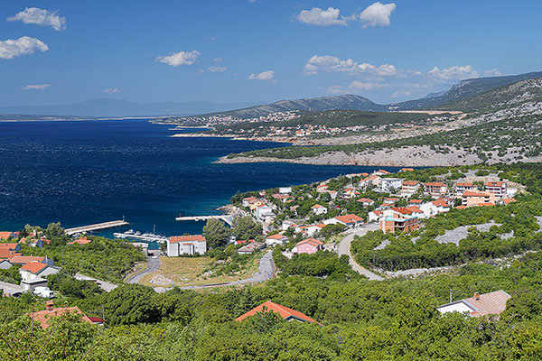 Kroatien, Primorje-Gorski kotar, Kvarner Bucht, Blick von der Küstenstraße auf die benachbarte Ortschaft Klenovica an der Adriaküste