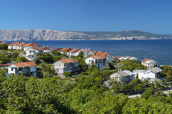 Kroatien, Primorje-Gorski kotar, Kvarner Bucht, Blick von der Küstenstraße auf die Ortschaften an der Adriaküste mit der Insel Krk im Hintergrund