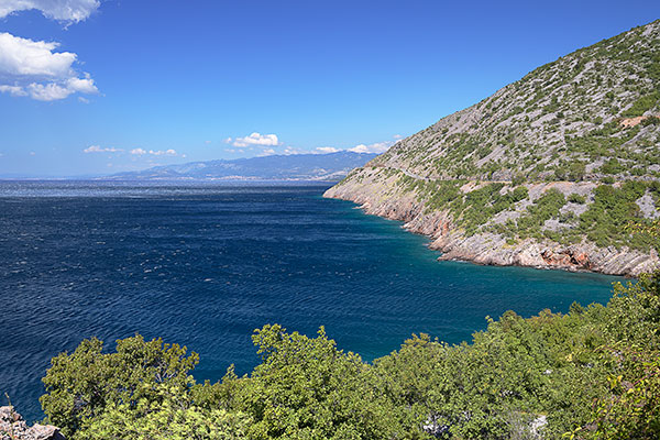 Kroatien, Primorje-Gorski kotar, Kvarner Bucht, Malerischer Küstenabschnitt an der Westseite des Küstengebirges Velebit