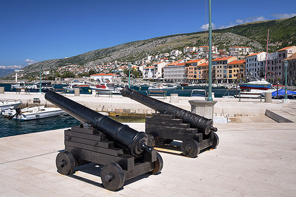 Kroatien, Lika-Senj, Kvarner Bucht, Kanonen an der malerischen Strandpromenade