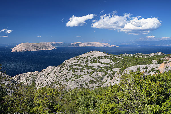 Kroatien, Lika-Senj, Kvarner Bucht, Malerischer Küstenabschnitt an der Westseite des Küstengebirges Velebit mit Blick auf die vorgelagerten Inseln
