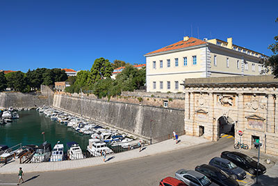Kroatien, Zadar, Dalmatien,Norddalmatien, Stadttor mit der Stadtmauer am malerischen Fosa Hafen