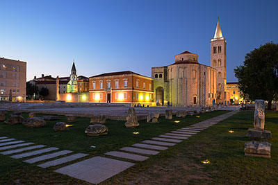 Kroatien, Zadar, Dalmatien,Norddalmatien, Blaue Stunde an der St. Donatus Kirche und dem Forum Romanum