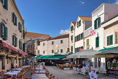 Kroatien, Sibenik-Knin, Dalmatien,Norddalmatien, Lokale und Geschäfte am Hauptplatz in der Altstadt