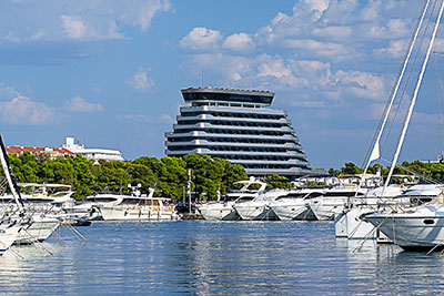 Kroatien, Sibenik-Knin, Dalmatien,Norddalmatien, Am Hafen mit dem Luxushotel an der Strandpromenade im Hintergrund