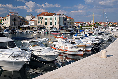 Kroatien, Sibenik-Knin, Dalmatien,Norddalmatien, Am Hafen mit Blick zur Uferpromenade