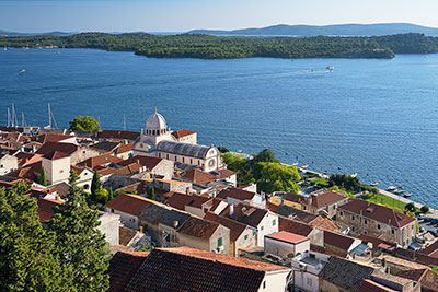 Kroatien, Sibenik-Knin, Dalmatien,Norddalmatien, Blick auf die Altstadt mit der Kathedrale und die Adria