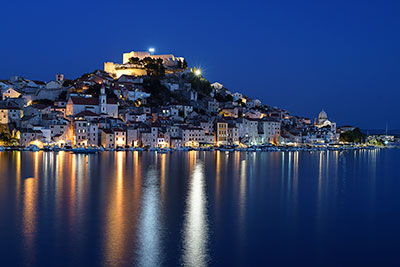 Kroatien, Sibenik-Knin, Dalmatien,Norddalmatien, Blaue Stunde mit Blick vom Aussichtspunkt beim Banj Strand auf die Altstadt