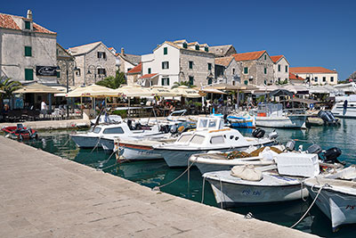 Kroatien, Sibenik-Knin, Dalmatien,Norddalmatien, Lokale entlang der Uferpromenade am Stadthafen der Altstadt