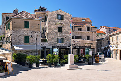 Kroatien, Sibenik-Knin, Dalmatien,Norddalmatien, Lokale am Hauptplatz der Altstadt