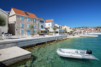 Kroatien, Sibenik-Knin, Dalmatien,Norddalmatien, Strand Popozo direkt an der Strandpromenade der Altstadt