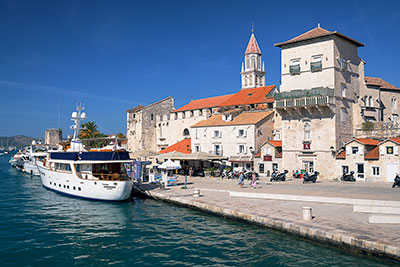 Kroatien, Split-Dalmatien, Dalmatien,Mitteldalmatien, Historische Bauten an der Uferpromenade mit dem Vitturi Turm und der St. Nikolaus Kirche