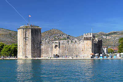 Kroatien, Split-Dalmatien, Dalmatien,Mitteldalmatien, Festung Kamerlengo an der Uferpromenade