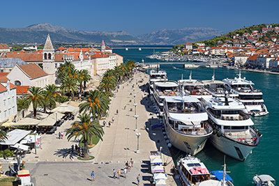 Kroatien, Split-Dalmatien, Dalmatien,Mitteldalmatien, Blick von der Festung Kamerlengo auf die Uferpromenade und den Hafen
