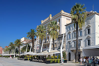 Kroatien, Split-Dalmatien, Dalmatien,Mitteldalmatien, Uferpromenade Riva mit zahlreichen Restaurants an der Südseite des Diokletianpalastes