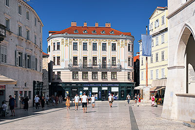 Kroatien, Split-Dalmatien, Dalmatien,Mitteldalmatien, zentraler Volkplatz (Platz Pjaca) umgeben von ehemaligen Adelspalästen und dem alten Rathaus