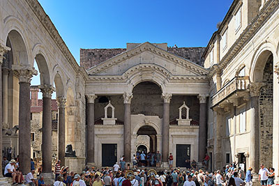 Kroatien, Split-Dalmatien, Dalmatien,Mitteldalmatien, Rechteckiger Hof (das Peristyl), umgeben von Säulenhallen innerhalb des Diokletianpalastes