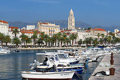 Kroatien, Split-Dalmatien, Dalmatien,Mitteldalmatien, Blick vom Hafen auf die palmengesäumte Uferpromenade Riva