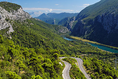 Kroatien, Split-Dalmatien, Dalmatien,Mitteldalmatien, Blick auf die gewundene Cetina-Schlucht, geformt durch den gleichnamigen Fluss