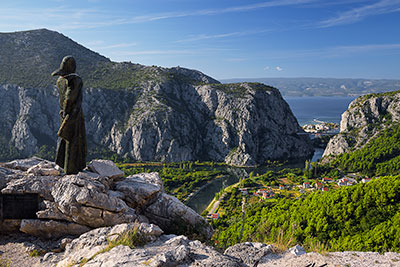 Kroatien, Split-Dalmatien, Dalmatien,Mitteldalmatien, Aussichtspunkt auf die Cetina-Schlucht und den Fluss am Denkmal Mila Gojsalic