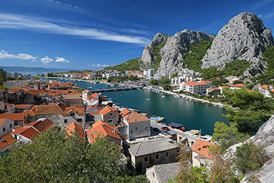 Kroatien, Split-Dalmatien, Dalmatien,Mitteldalmatien, Nördlich der Festung Mirabela mit Blick auf den Fluss Cetina und die Gebirgsgipfel westlich der Stadt