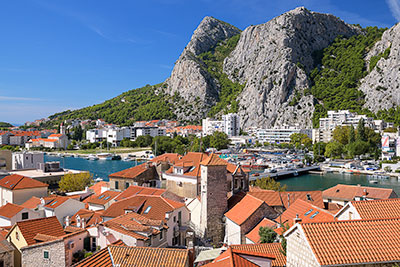 Kroatien, Split-Dalmatien, Dalmatien,Mitteldalmatien, Am Aussichtspunkt in der Festung Mirabela mit Blick auf den Fluss Cetina und die Gebirgsgipfel westlich der Stadt