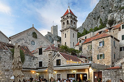Kroatien, Split-Dalmatien, Dalmatien,Mitteldalmatien, Restaurants in der Altstadt mit Blick zur Festung Mirabella / Peovica