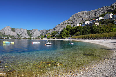 Kroatien, Split-Dalmatien, Dalmatien,Mitteldalmatien, Brzet Strand mit Blick auf das Gebirge