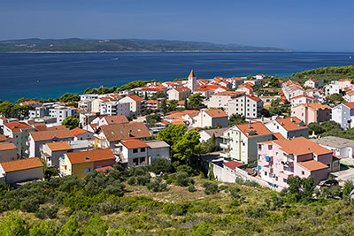 Kroatien, Split-Dalmatien, Dalmatien,Mitteldalmatien, Blick von der Küstenstraße auf die Ortschaft Promajna