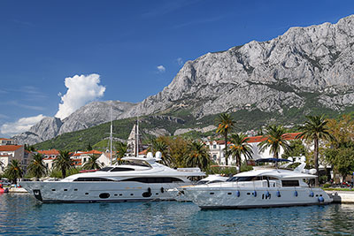 Kroatien, Split-Dalmatien, Dalmatien,Mitteldalmatien, Uferpromenade am Hafen mit dem Biokovo Gebirge im Hintergrund