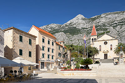 Kroatien, Split-Dalmatien, Dalmatien,Mitteldalmatien, Zentraler Platz mit der Kirche St. Markus und dem Biokovo Gebirge im Hintergrund