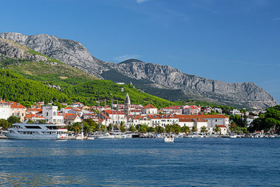 Kroatien, Split-Dalmatien, Dalmatien,Mitteldalmatien, Blick vom Fährhafen auf die Altstadt mit dem Biokovo Gebirge im Hintergrund