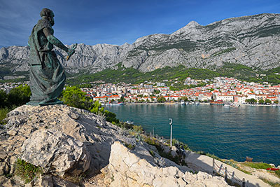 Kroatien, Split-Dalmatien, Dalmatien,Mitteldalmatien, Statue St. Peter mit Blick auf die Stadt und das Biokovo Gebirge