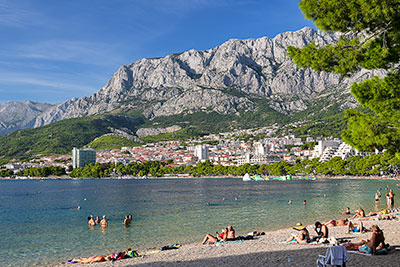 Kroatien, Split-Dalmatien, Dalmatien,Mitteldalmatien, Am Stadtstrand Makarska Beach mit Blick auf das Biokovo Gebirge