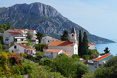 Kroatien, Split-Dalmatien, Dalmatien,Mitteldalmatien, Malerische Kirche in der Ortschaft Brist
