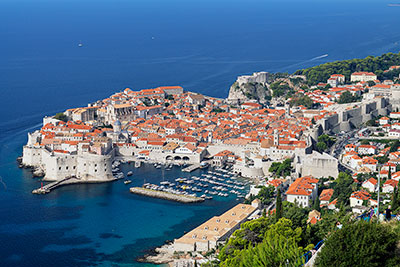 Fotogalerie Kroatien, Dubrovnik-Neretva, Dalmatien,Süddalmatien, Blick von einer erhöhten Aussichtsplattform auf die Altstadt und die Adria