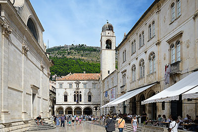 Kroatien, Dubrovnik-Neretva, Dalmatien,Süddalmatien, Blick vom Luza Platz zum Sponza Palast und dem Glockenturm