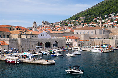 Kroatien, Dubrovnik-Neretva, Dalmatien,Süddalmatien, Blick von der Stadtmauer auf den Alten Hafen