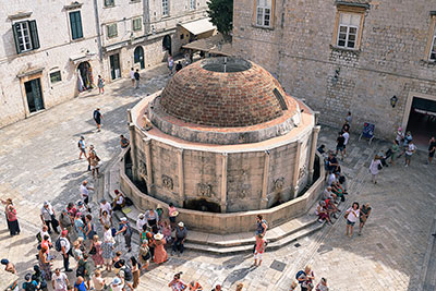 Kroatien, Dubrovnik-Neretva, Dalmatien,Süddalmatien, Blick von der Festungsmauer auf den Onofrio Brunnen