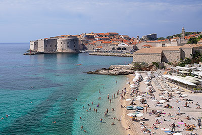 Kroatien, Dubrovnik-Neretva, Dalmatien,Süddalmatien, Blick auf den Banje Beach mit dem Alten Hafen und der Festung St. Johann im Hintergrund