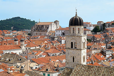 Kroatien, Dubrovnik-Neretva, Dalmatien,Süddalmatien, Blick von der Festungsmauer auf die Altstadt mit der Kirche St. Ignatius und dem Franziskanerkloster