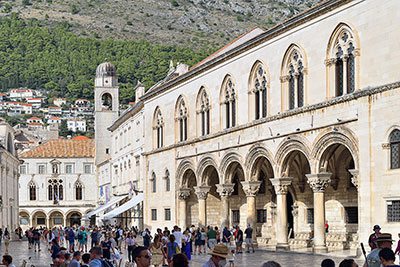 Kroatien, Dubrovnik-Neretva, Dalmatien,Süddalmatien, Blick vom Luza Platz zum Sponza Palast, dem Glockenturm und dem Rektorenpalast