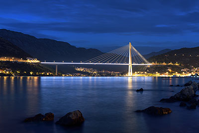 Kroatien, Dubrovnik-Neretva, Dalmatien,Süddalmatien, Spannbetonbrücke "Franjo Tudman Brücke" zur blauen Stunde