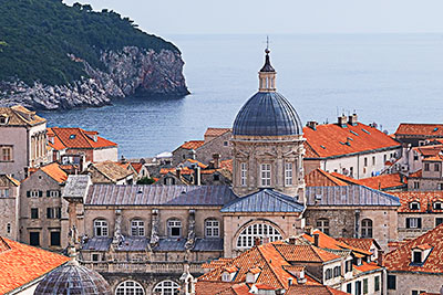 Kroatien, Dubrovnik-Neretva, Dalmatien,Süddalmatien, Blick von der Festungsmauer auf die Altstadt und die Insel Lokrum